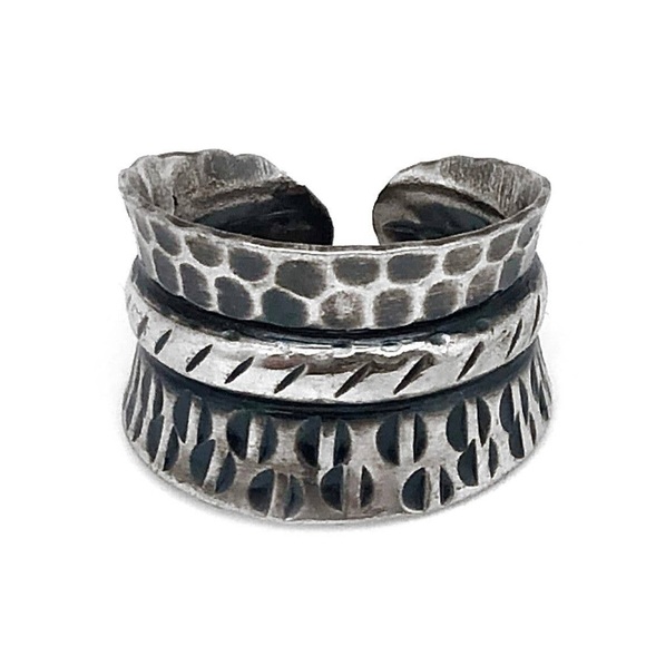 New Antique Silver toned leaf Ring Adjustable one size - Picture 2 of 3